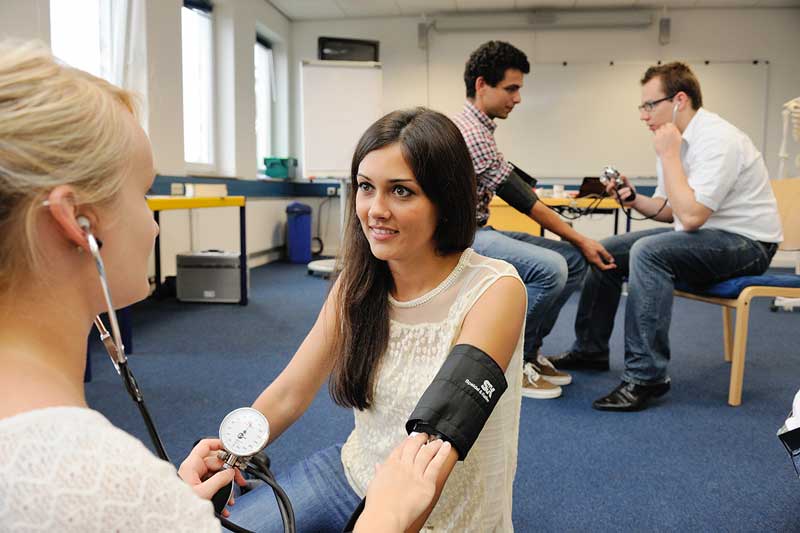 Erste-Hilfe Kurs München für Requisitenmeister: Sicherer Umgang mit Requisiten