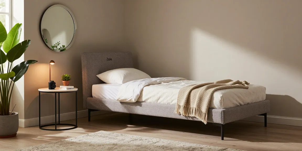 Erkunden Sie Möbel Deutschland online kaufen mit einem zeitgenössischen Wohnzimmer, das ein Zele Einzelbett und einen stilvollen Leone Tisch zeigt.