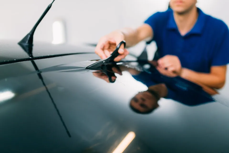 Automatische Scheibentönung Drücken Sie sich mit der automatischen Scheibentönung aus.